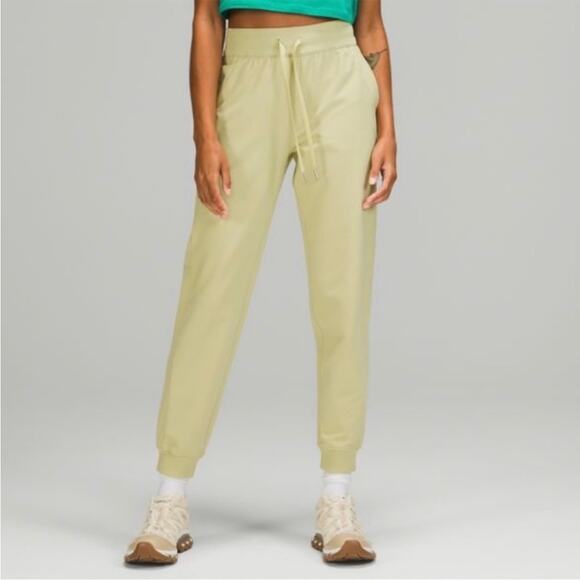 Lululemon Keep Moving Jogger Finch Yellow Womens Size 6 - Picture 1 of 9